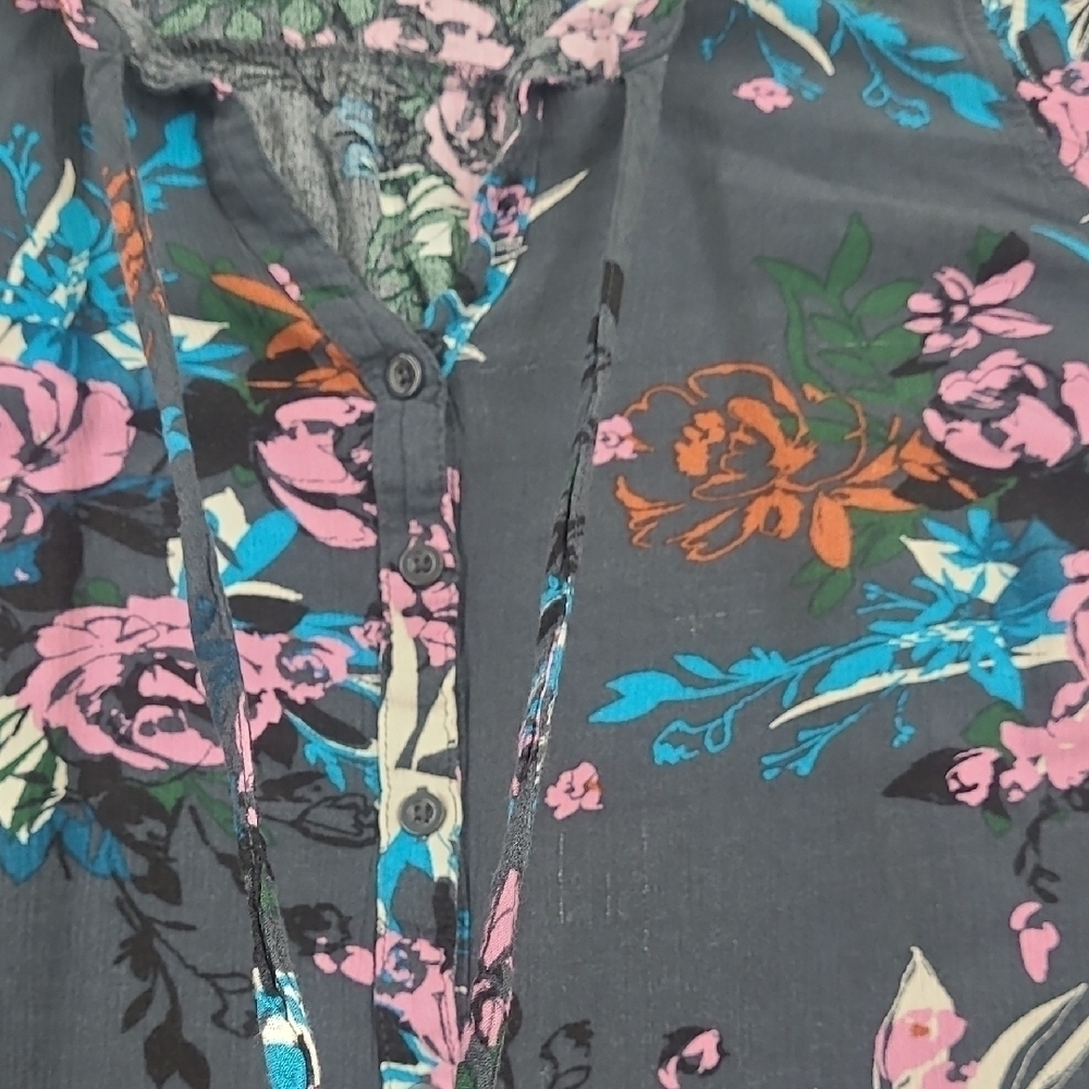 Torrid Deep Gray Floral Button-Up Blouse Size 2 (2X) - Picture 7 of 10
